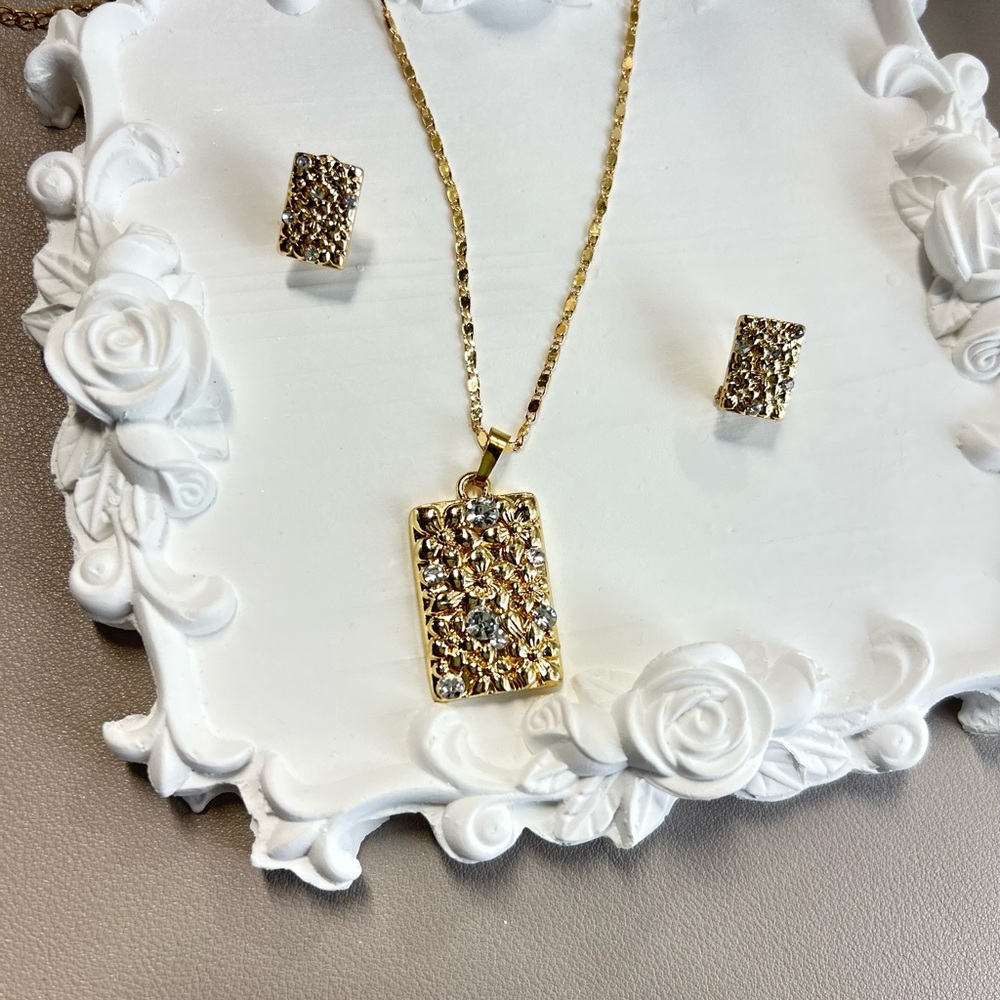 Intricate Gold Filigree Necklace